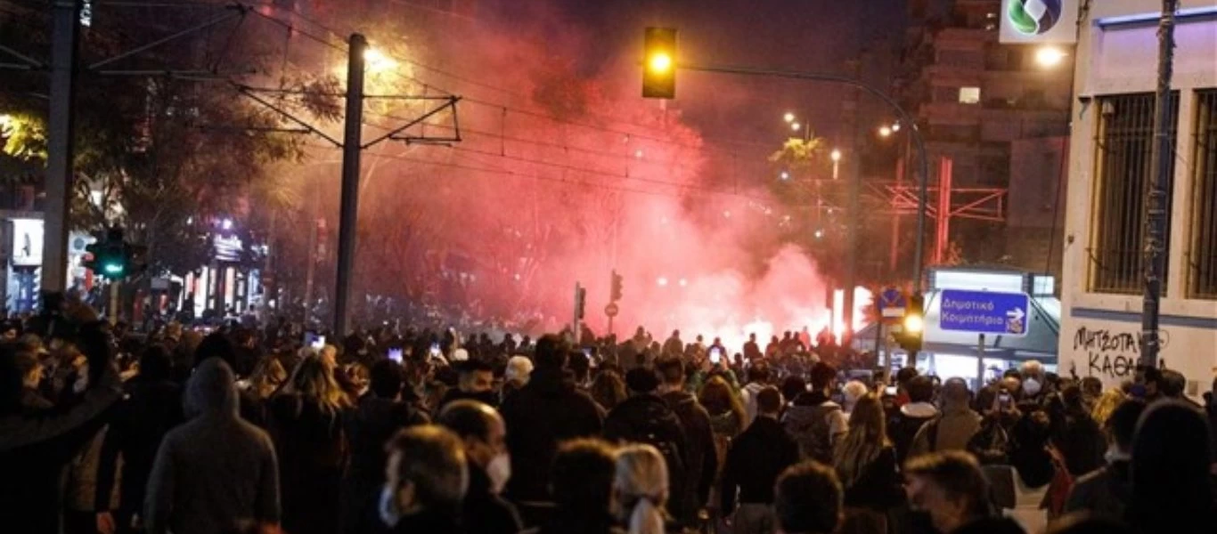 Αφέθηκαν ελεύθεροι οι ανήλικοι κατηγορούμενοι για τα επεισόδια στη Νέα Σμύρνη